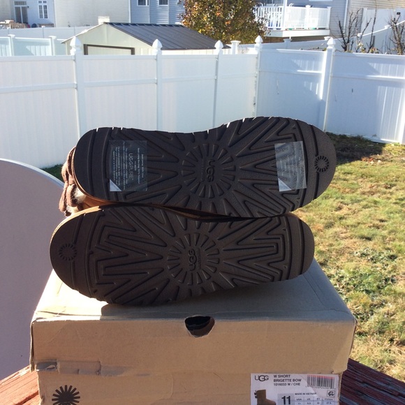 Ugg Short Brigette Bow Boots - Picture 4 of 6